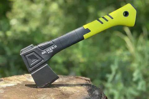 Una pala hacha moderna, con mango verde brillante y negro, lista para la acción en un tocón de madera.