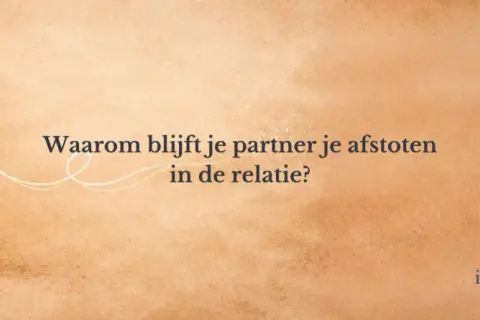 Waarom blijft je partner je afstoten in de relatie? Een illustratie van een koppel dat rug aan rug staat, met de tekst "Waarom blijft je partner je afstoten in de relatie?".