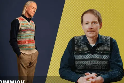 Deux hommes portent un pull sans manche camel et un autre pull sans manche à motifs.