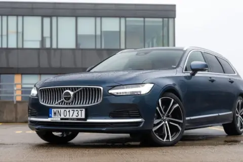 Eleganckie Volvo V90 w kolorze granatowym, z widocznymi felgami i tablicą rejestracyjną. Idealne do poznania volvo v90 dane techniczne.