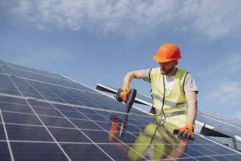 Technik elektryk: zarobki, uprawnienia, fotowoltaika czy to zawód dla Ciebie?