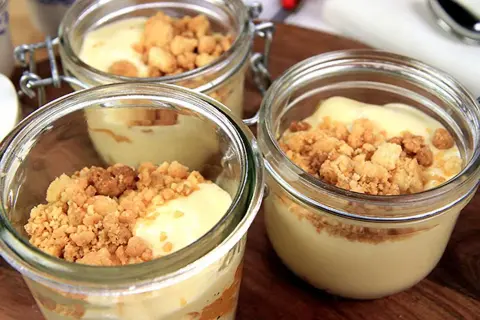 Tre små glasburkar med len vit chokladmousse toppad med smulig crumble. Perfekt för en fika!