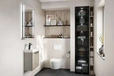 Schickes kleines Bad mit viel Stauraum: ein schmaler Spiegelschrank mit Beleuchtung, ein Wand-WC und ein hoher, offener Schrank mit Glasböden für Handtücher und Deko.