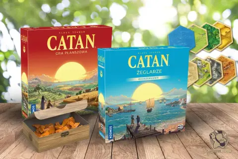 Pudełka Catan i Catan Żeglarze, z widocznymi dodatkami. Kolejność rozszerzeń Catan może być różna, ale te są gotowe do gry!