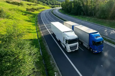 Deux camions circulent sur une autoroute. La question de la carte entreprise chronotachygraphe est elle obligatoire pour ces véhicules.