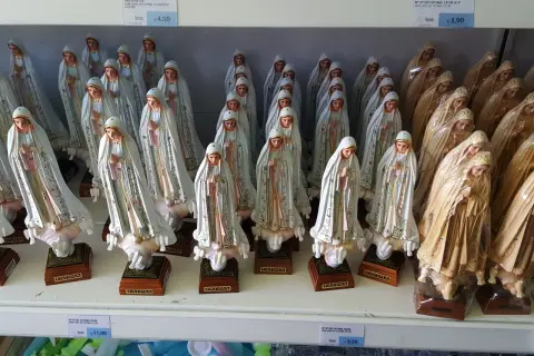 Pamiątki z Fatimy: Co wybrać? Przewodnik po dewocjonaliach i skarbach