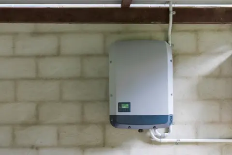 Gdzie zamontować falownik do fotowoltaiki, aby uniknąć strat energii?