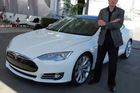 Tesla: co to jest? Przewodnik po elektrycznej rewolucji Elona Muska