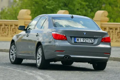 Szare BMW E60 530xi na brukowanej ulicy. Zastanawiasz się nad jego spalaniem?