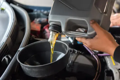 Persona vierte aceite de motor en un embudo. ¿Se puede mezclar aceite 5w30 y 5w40?