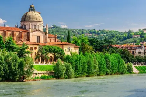 Verona, uno dei 35 borghi più belli del Veneto, con il fiume Adige e la cupola di San Giorgio in Braida.