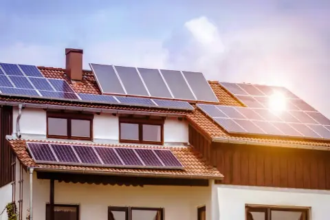 Tejado con placas solares, ideal para tu segunda vivienda. ¡Aprovecha las subvenciones para placas solares en tu segunda vivienda!