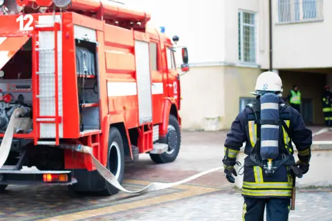 Ile zarabia strażak po studiach? Zaskakujące różnice w wynagrodzeniu