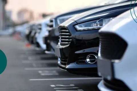 Parcheggio di auto nuove, un'immagine che evoca il **significato** di progresso e mobilità.