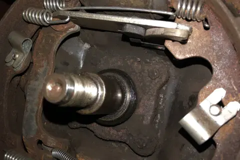 Detaljer från bromsbackarna på en Volvo V70. En mekaniker kan behöva justera handbroms v70 för att säkerställa optimal funktion.