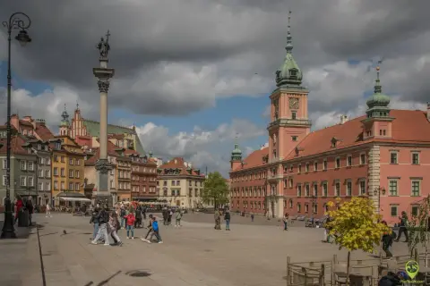 Plac Zamkowy w Warszawie, z Kolumną Zygmunta i Zamkiem Królewskim, to serce miasta i jego główne walory turystyczne.