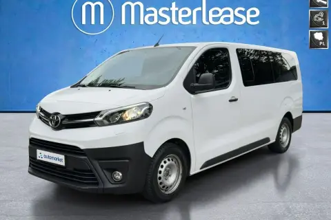 Biała Toyota Proace używana, idealna do transportu pasażerów. Sprawdź ofertę!