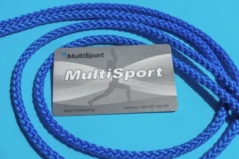 Karta Multisport z niebieską smyczą na niebieskim tle.