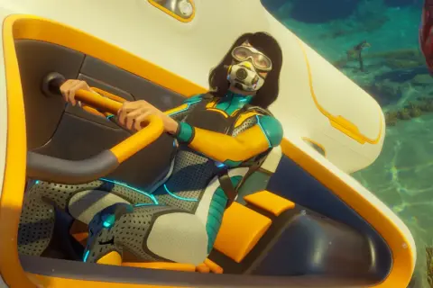 Kobieta w skafandrze steruje pojazdem pod wodą. Czy Subnautica jest multiplayer? To pytanie nurtuje wielu graczy eksplorujących ten podwodny świat.
