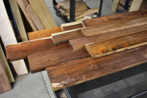 Tablas de madera de coco bolo con vetas ricas y variadas, listas para ser transformadas en bellos objetos.
