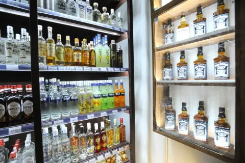 Półki sklepowe uginają się od alkoholi. Wódki smakowe, jak te z serii "Limonce", mają różną zawartość procentową.