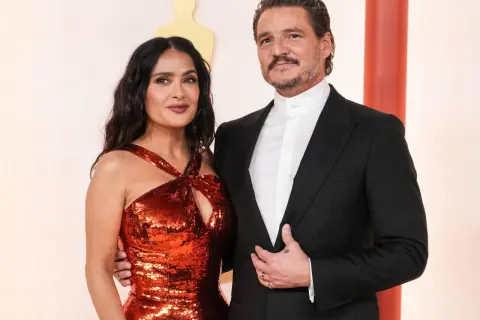 Salma Hayek w olśniewającej, czerwonej sukni i Pedro Pascal na premierze, przypominając o jej wspaniałych filmach.