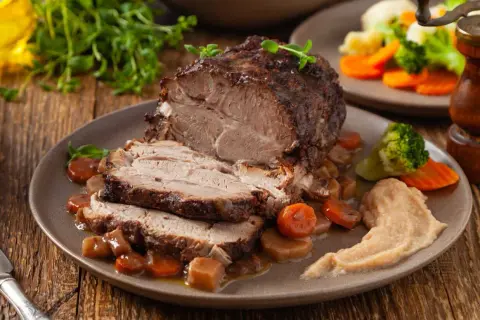 Soczysta karkówka pieczona w 160°C, podana z warzywami i puree. Idealna na obiad!