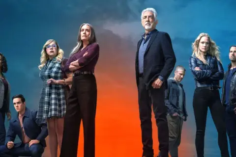 Das Team von Criminal Minds Staffel 18 steht vor einem dramatischen Himmel.