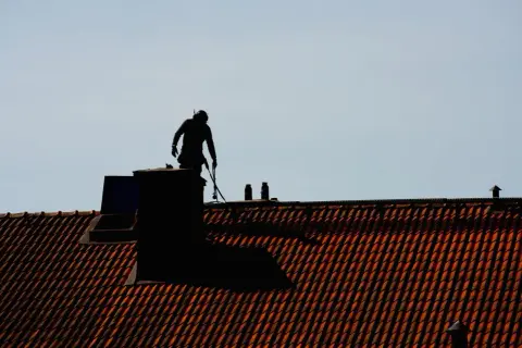 Czy trzeba czyścić komin gazowy? Poznaj obowiązki i zagrożenia