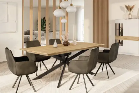 Modernes Esszimmer mit Holztisch, dunklen Stühlen und heller Wandfarbe, die für eine harmonische Feng-Shui-Atmosphäre sorgt.