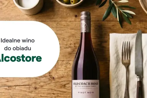 Idealne wino do obiadu? Pinot Noir z Alcostore to doskonały wybór. Na stole butelka wina, sztućce i oliwki.