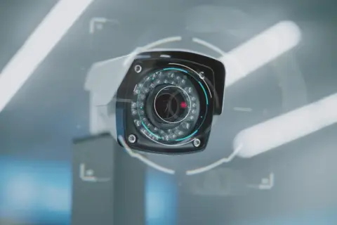 Caméra de surveillance moderne avec des lumières infrarouges. Elle est prête à enregistrer, ce qui signifie que "rec" sur une caméra indique qu'elle est en mode d'enregistrement actif.