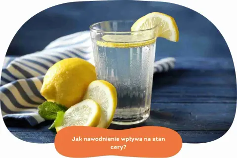Szklanka wody z cytryną i miętą. Picie wody efekty cera - nawodnienie wpływa na jej wygląd.