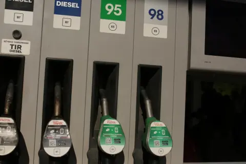 Dostępne paliwa: Diesel B7, benzyna 95 i 98. Etylina jest gotowa do tankowania.