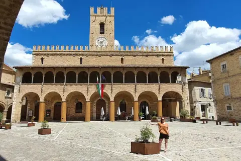 Piazza del Popolo a Offida, con il Palazzo Comunale e la torre dell'orologio. Un luogo incantevole da scoprire.
