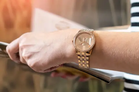 Złoty zegarek damski Michael Kors z cyrkoniami na bransoletce i tarczy.