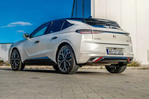 Biały DS4 E-TENSE z czarnym dachem, widok z tyłu. Wiele osób szuka takich aut, sprawdzając citroen ds4 opinie.