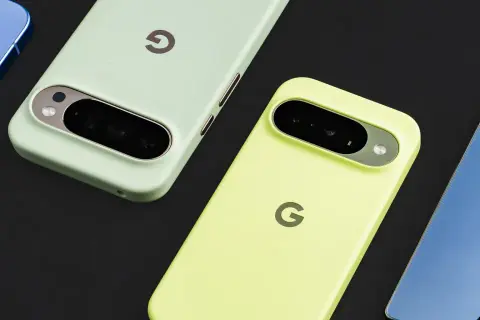 Dwa telefony z czystym Androidem w pastelowych etui obok niebieskiego Samsunga.