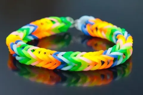 Stwórz bransoletki z gumek! Łatwy poradnik na palce, krosno i widelec