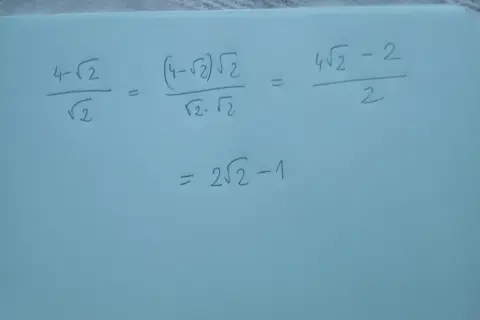 Równanie matematyczne z pierwiastkami: (4-√2)/√2 = (4-√2)√2 / (√2*√2) = (4√2-2)/2 = 2√2-1