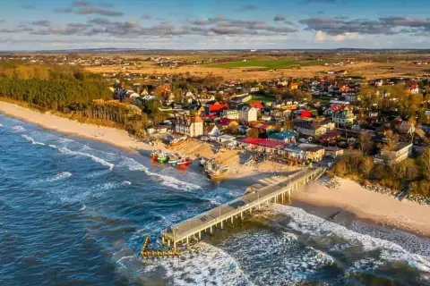 Idealne miejsce, gdzie nad morze z dzieckiem: piaszczysta plaża, molo, kolorowe łodzie i urokliwe domki.