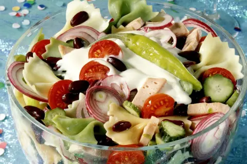 Bunter Nudelsalat mit Tomaten, Gurken, Zwiebeln, Bohnen und einem grünen Chili. Leckere schnelle Salate ohne Mayo sind perfekt für jede Gelegenheit.
