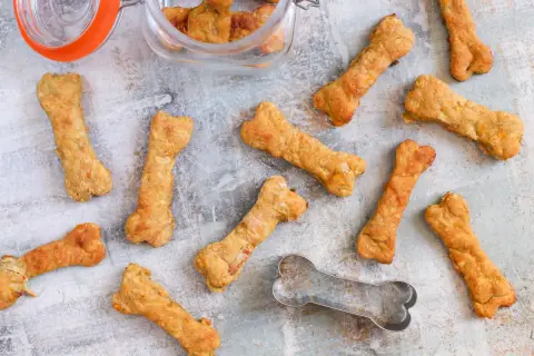 Galletas caseras para perros con forma de hueso, algunas en un frasco de vidrio. ¡Un festín para tu mejor amigo!