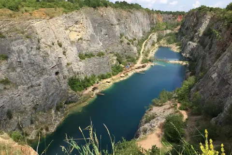 Ein atemberaubender Blick auf den Steinbruch Velká Amerika mit seinen tiefblauen Seen und steilen Felswänden.