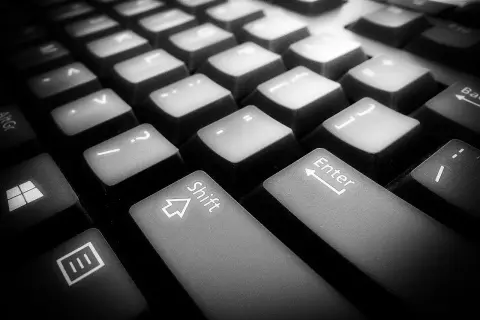 Klawiatura z widocznymi klawiszami Shift i Enter. Idealna do pracy nad nową domeną dev.