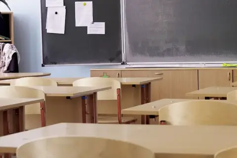 Pusta klasa z ławkami i tablicą. W 1999 roku wprowadzono gimnazja w Polsce.