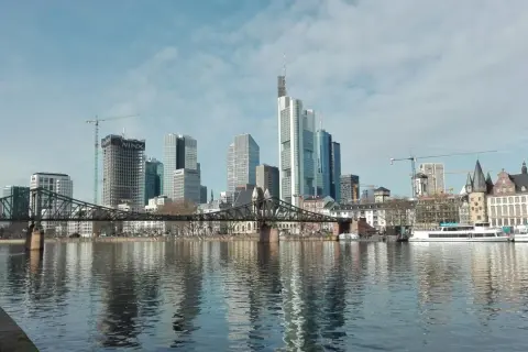 Skyline von Frankfurt am Main mit Mainbrücke und Fluss. Ein schöner Tagesausflug in Hessen.