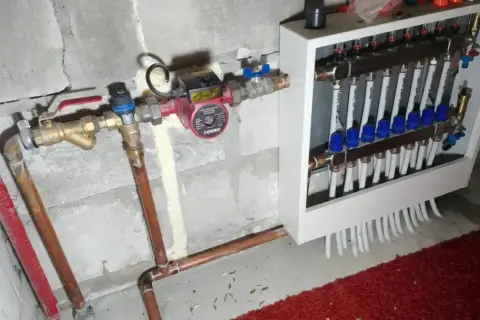 Instalacja grzewcza z pompą obiegową. Zapowietrzona pompa co objawy? Sprawdź zawory i odpowietrzniki.