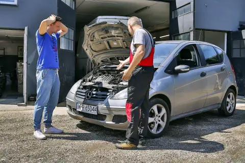 Zmartwiony klient pyta mechanika, jaki koszt wymiany uszczelki pod głowicą w jego Mercedesie.