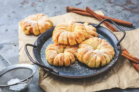 Ciasto francuskie na słodko: 15+ przepisów na szybkie desery!